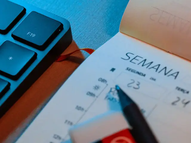 Agenda semanal junto a un teclado, organizando citas y tareas